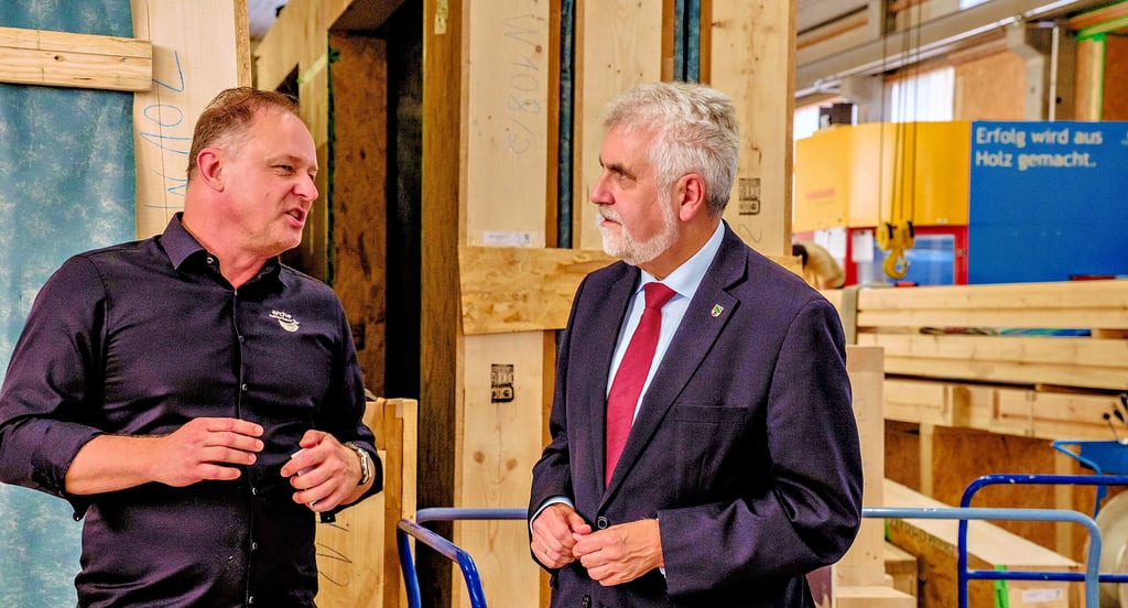 Der Geschäftsführer Thomas Rintsch (links) führt Energieminister Armin Willingmann durch seinen Betrieb in Zörnigall.