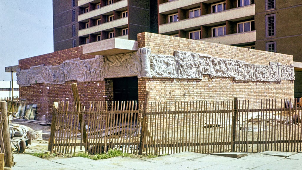 Eine Aufnahme von 1975 zeigt den Bau der Zweigbibliothek in Merseburg-West mit dem Relief.