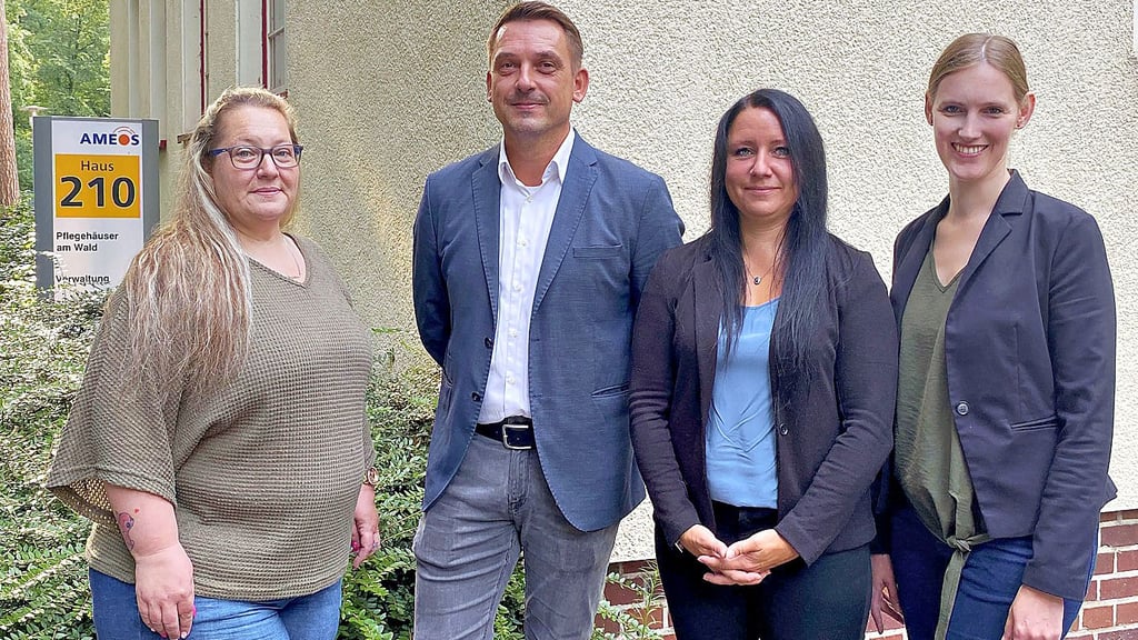 Das Team der Ameos Pflege und Eingliederung Haldensleben am Tag der Wiedereröffnung (v.l.): Linda Liebeke (Pflegedienstleiterin), Karsten Piepenhagen (Einrichtungsleiter), Lysann Bohnhardt (Stellv. Einrichtungsleiterin) und Vanessa Wöhner (Fachliche Leitung Eingliederung).