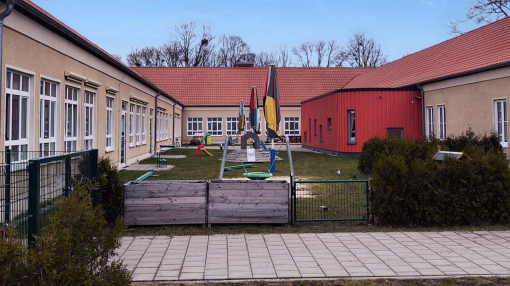 Viel Beton, ein wenig Rasen und kaum Schatten: Der Innenhof der Kita Kleine Siedler hat zuviel Sonne.