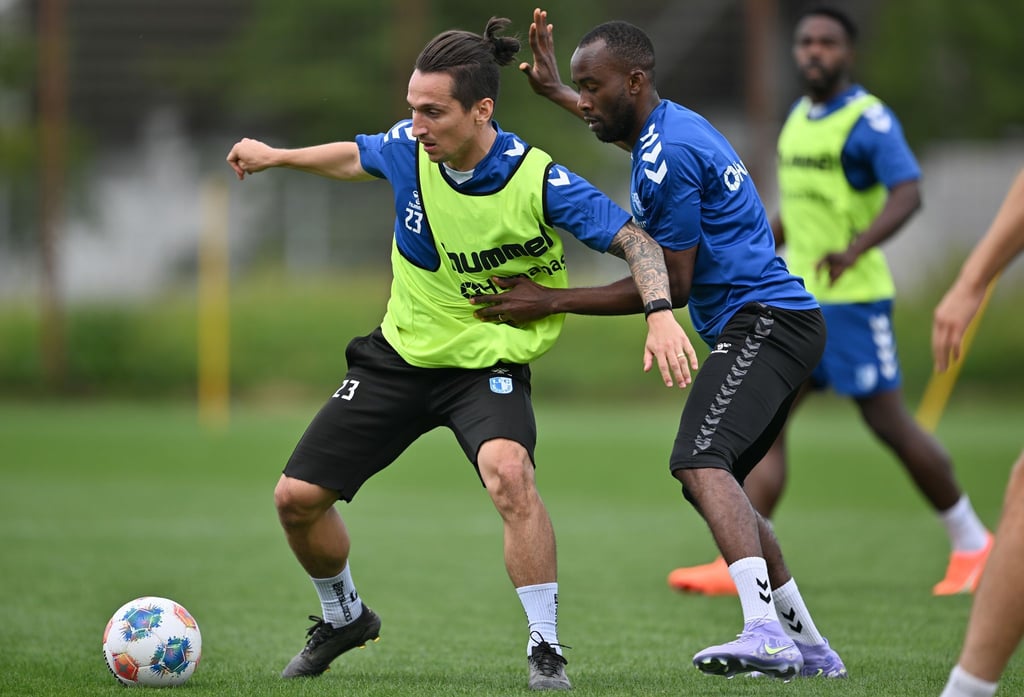 Baris Atik (l) hatte Magdeburg im Testspiel gegen Essen früh in Führung gebracht.
