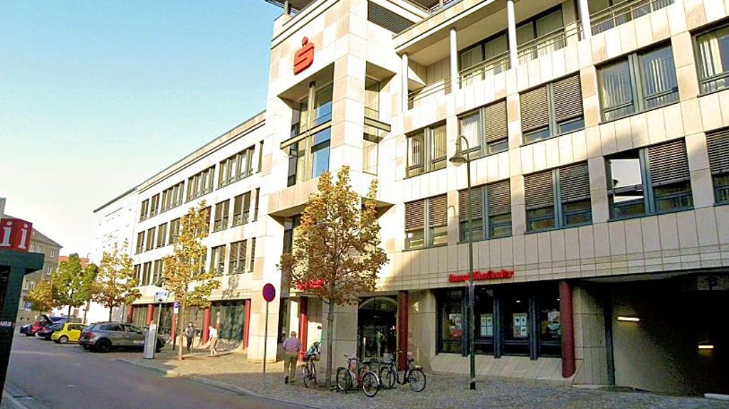 Der Tatort war vor der Stadtsparkasse in der Poststraße.
