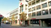 Der Tatort war vor der Stadtsparkasse in der Poststraße. 