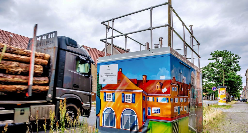 An der Messstation in der Dessauer Straße in Wittenberg wird die Luftqualität direkt an der viel befahrenen Bundesstraße 187 gemessen.