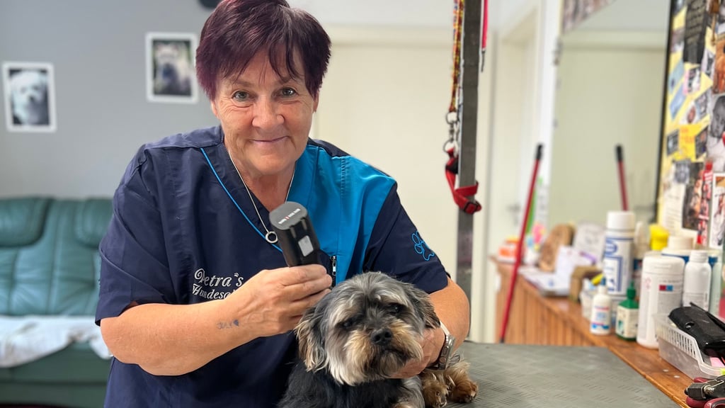 Petra Mähler-Kanzler mit Hunde-Kunde Max in ihrem Schlanstedter Salon.