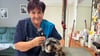 Petra Mähler-Kanzler mit Hunde-Kunde Max in ihrem Schlanstedter Salon.