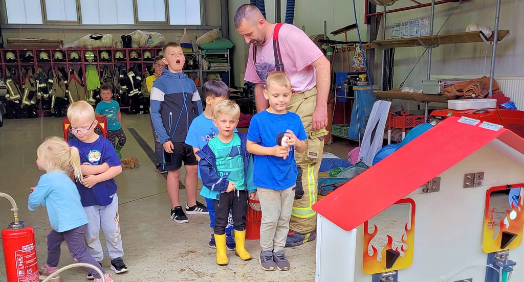 Die Feuerwehr ist immer zur Stelle. Und so boten die Kameraden aus Neugattersleben den Kindern aus der Wald-Kita „Unterschlupf“ beim Dauerregen.