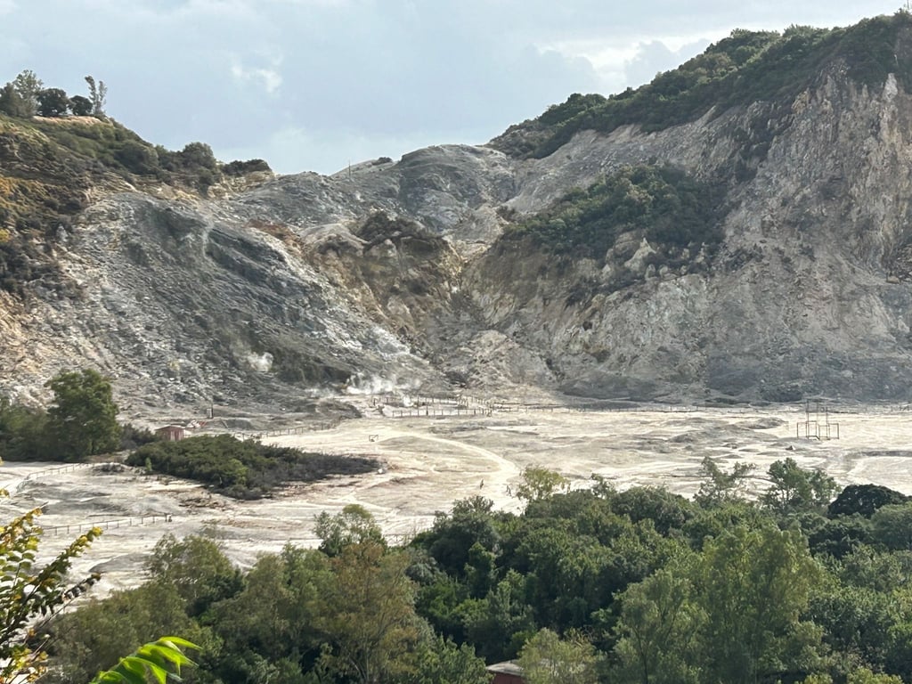 Das Vulkanfeld Solfatara in der Kleinstadt Pozzuoli im Westen der italienischen Millionenmetropole Neapel. Das Gebiet gehört zum Supervulkan der Phlegräischen Felder.