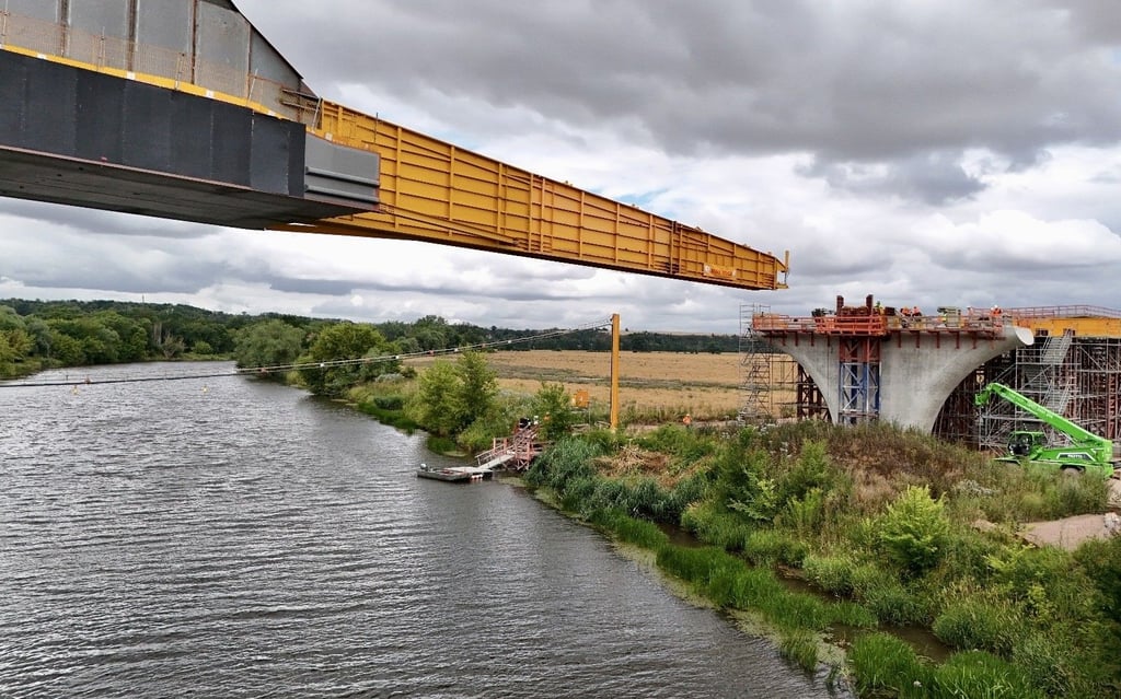 Bei Salzmünde wächst die Brücke über die Saale. Schwer vorstellbar, dass es hier nicht weitergehen könnte.