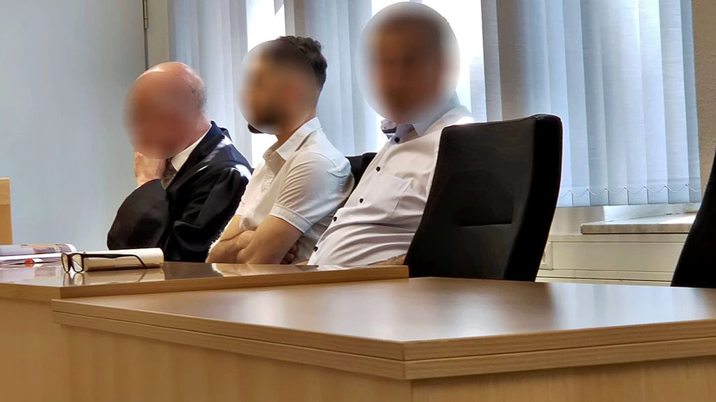 Der Angeklagte zwischen seinem Anwalt und dem Dolmetscher.