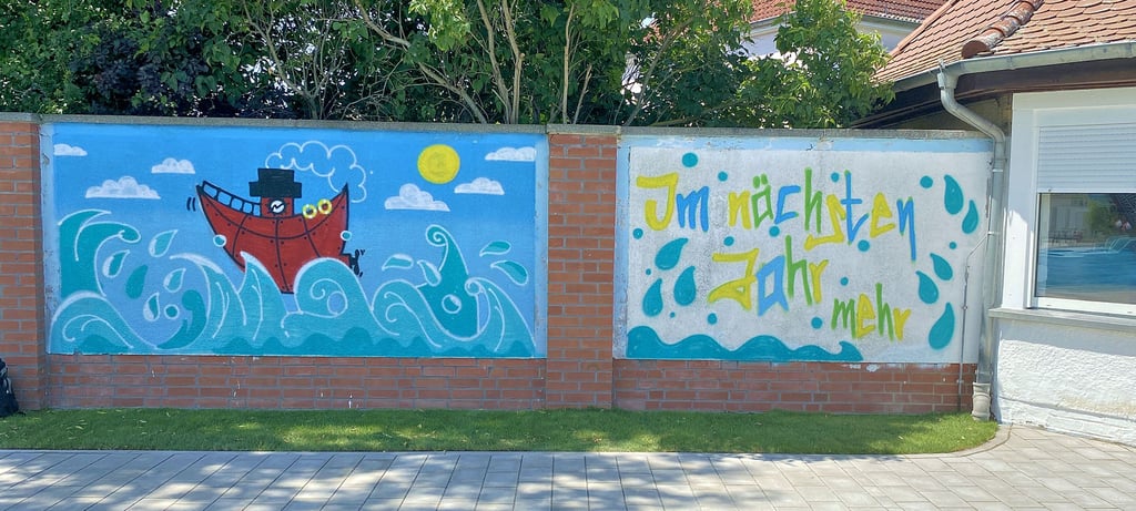 Ein buntes Graffiti an der Wand des sanieren Freibades. Doch das soll erst der Beginn sein.