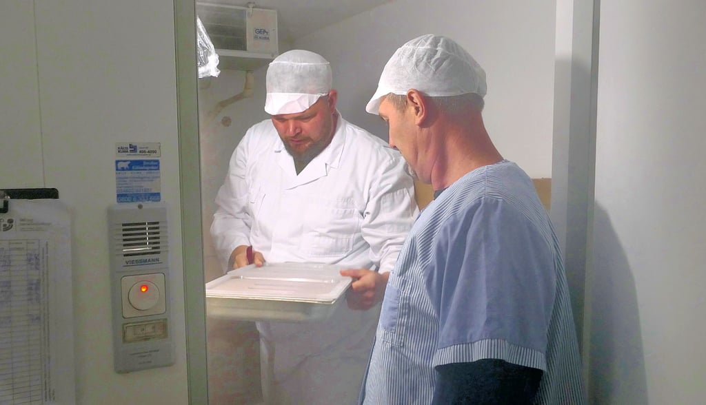 Abkühlung im Job: Auch die Untersuchung der begehbaren Tiefkühlkammer gehört für Benjamin Geyer zur Kontrolle.