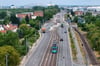 Endlich: Der Neubau der Straßenbahntrasse Rothensee ist nach den immensen Hochwasserschäden abgeschlossen. Die ersten Straßenbahnen fahren bereits im Norden von Magdeburg.