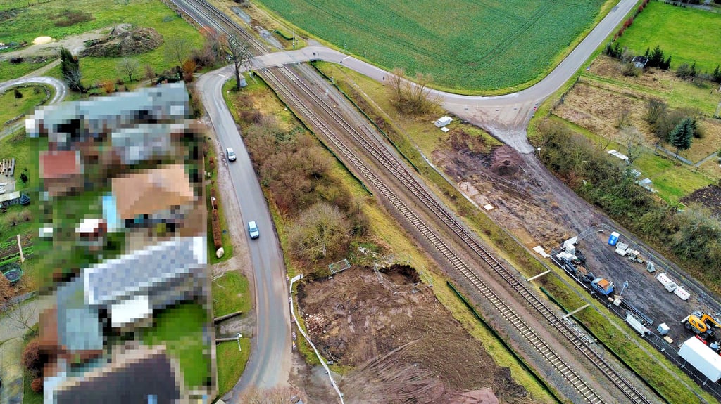 Der bisherige Übergang über die Gleise in Frose erfolgte in U-Form. Der wird nun zurückgebaut. Dafür muss die Straße gesperrt werden.