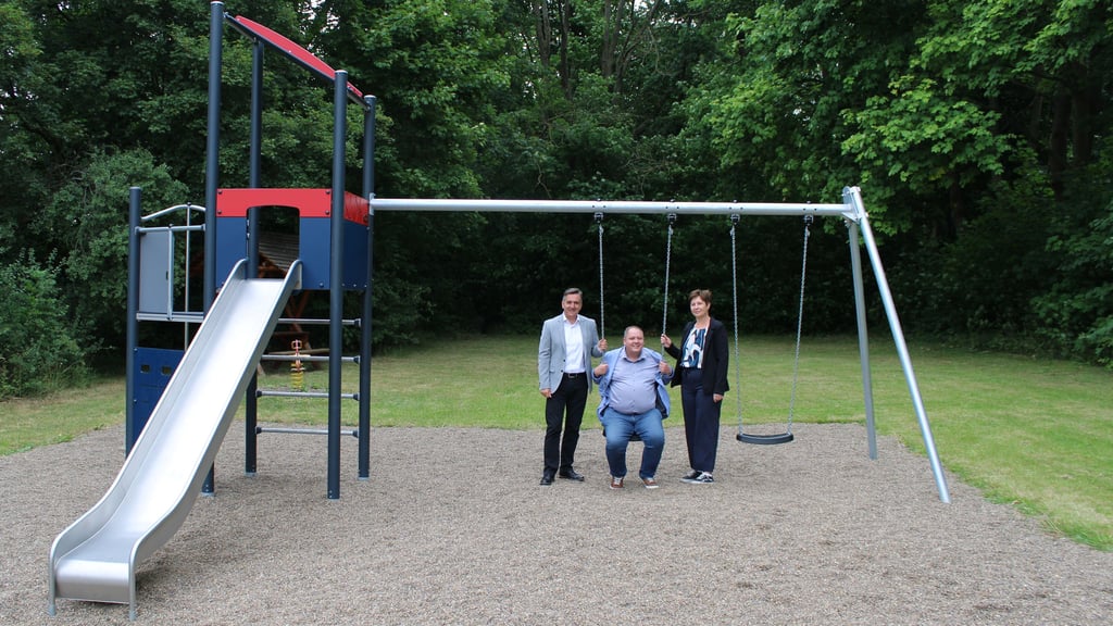 Der Spielplatz am Gartenhaus im Selketal ist mit einem Kletterturm wieder komplett.