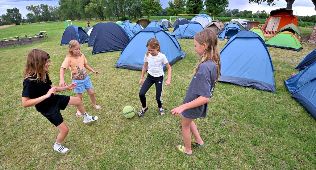 Auf der Wiese hinter dem Dorfgemeinschaftshaus in Wilsleben haben 40 Kinder und Jugendliche der Stadt ein Zeltlager aufgebaut und viel Spaß.