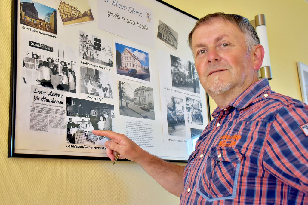 Theißener Ortsbürgermeister Thomas Ham zeigt anhand von Fotos, wie viele Veranstaltungen es in der Vergangenheit in seinem Heimatort gab.