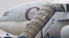 Eine Maschine der Qatar Airways steht auf dem Flughafen Leipzig bereit.