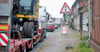 Alltägliches Bild derzeit in Apenburg: An den Ampeln wie hier in der Vorderstraße staut sich der Umleitungsverkehr. Die Wartezeiten sind extrem lang, so dass sich einige Autofahrer Schleichwege suchen.