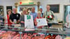 Mitarbeiterin Margit Strahler (v.l.n.r), Thorsten Spitzmacher, Besitzerin Yvonne Zaake, AMG-Projektmanager Wolfgang Zahn, Annemarie Zaake, Landkreisvertreter Daniel Krake und Andreas Dittmann, Bürgermeister von Zerbst, bei der Übergabe des Kulinarischen Sterns.