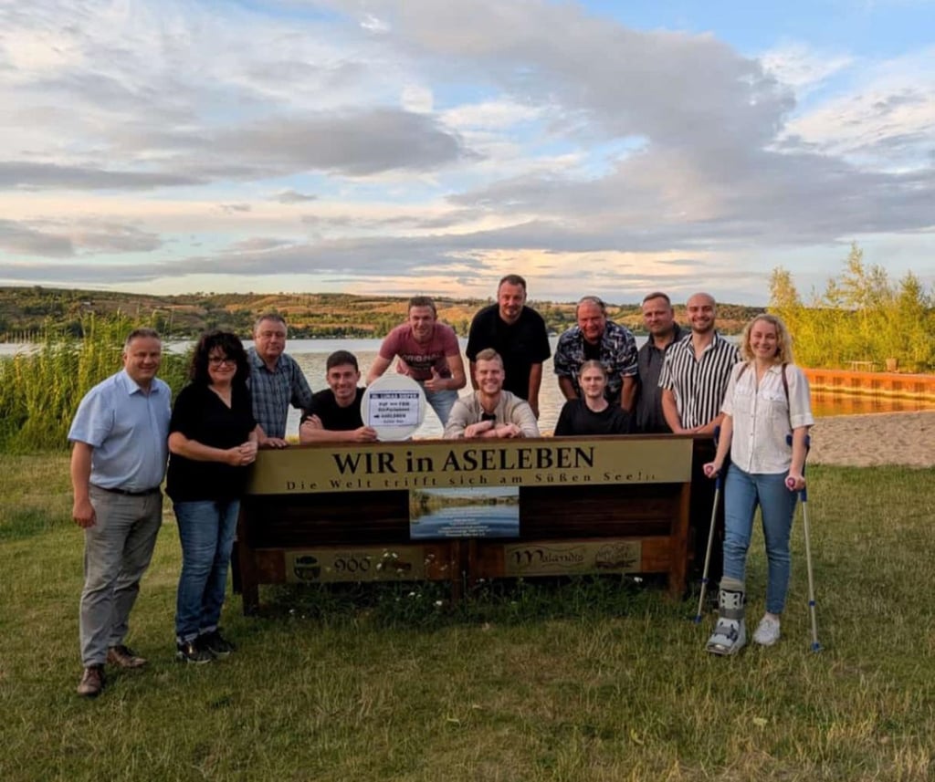 Mitglieder der Partei des Fortschritts (PdF) und der Freien Bürger Mitteldeutschland (FBM) bei einem Treffen in Aseleben.