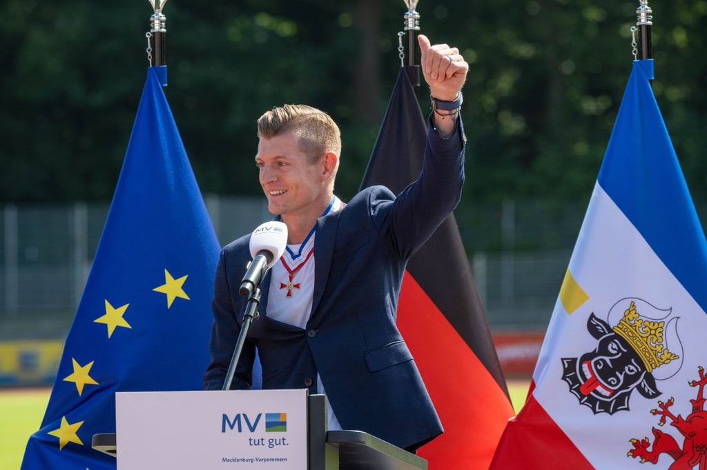 Mit Landesverdienstorden im Volksstadion Greifswald: Toni Kroos.