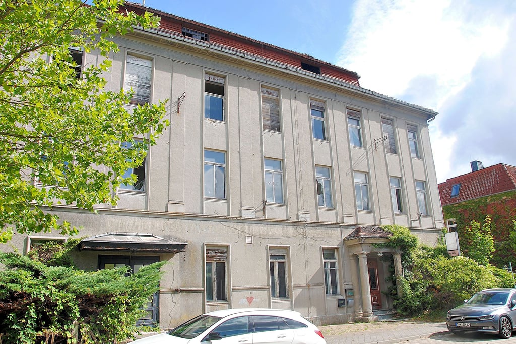 Das leer stehende Kulturhaus am Beetzendorfer Bahnhof soll schon bald einen neuen Eigentümer bekommen. Der neugegründete Förderverein will das Gebäude kaufen und Schritt für Schritt wieder nutzbar machen.
