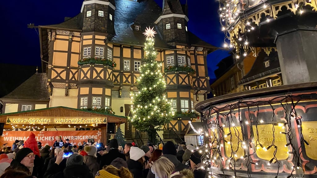 Der Wernigeröder Weihnachtsmarkt vor dem historischen Rathaus lockt Jahr für Jahr Tausende Besucher an. Aber rechnet er sich deshalb auch für die Stadt?