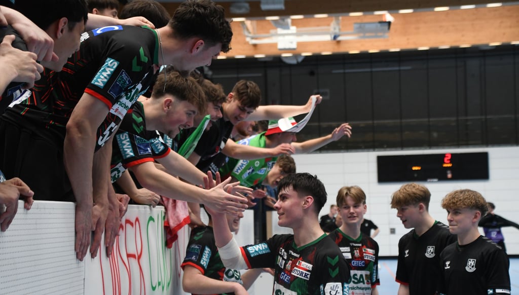 Szenen einer Meistersaison: Tim Thielicke wird von den Fans - der A-Jugend und die Youngsters des SCM - zum Sieg beglückwünscht.