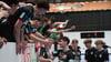 Szenen einer Meistersaison: Tim Thielicke wird von den Fans - der A-Jugend und die Youngsters des SCM - zum Sieg beglückwünscht.