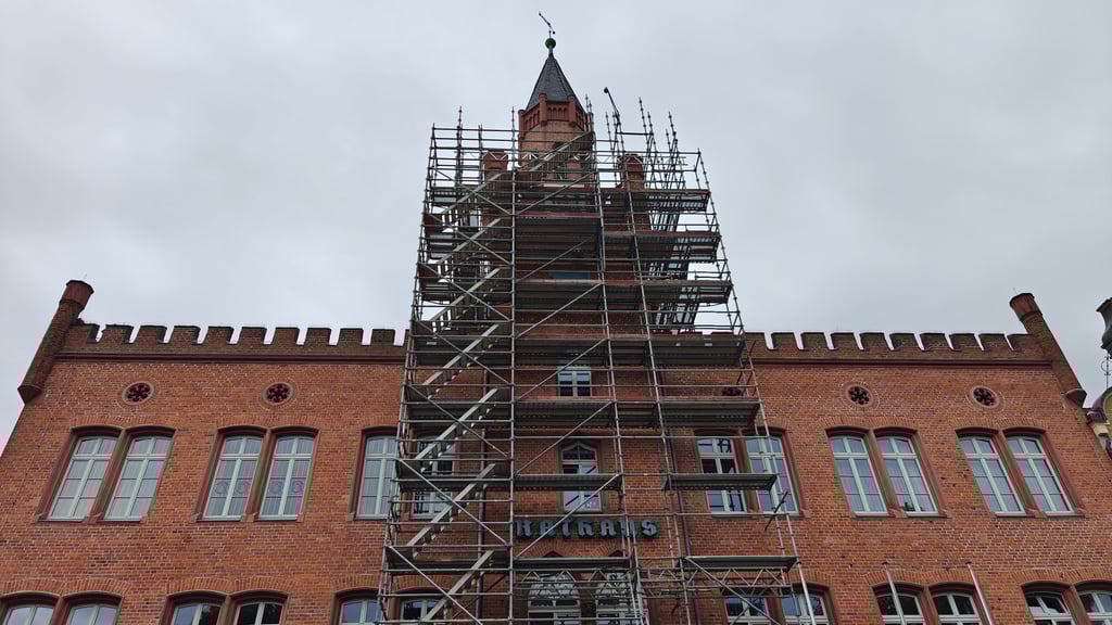 Die Turmzinnen an den vier Ecken unterhalb der Rathaus-Spitze werden statisch gesichert.