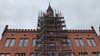 Die Turmzinnen an den vier Ecken unterhalb der Rathaus-Spitze werden statisch gesichert.