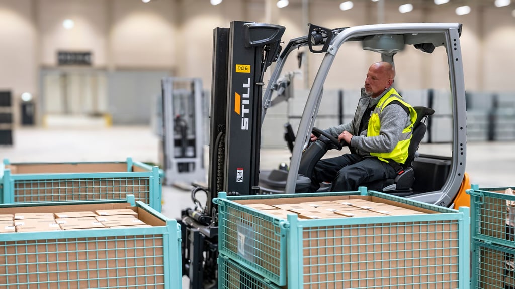 Das Global Parts Center von Daimler Truck in Halberstadt soll 650 Arbeitsplätze bieten. Im Mai begann die Einlagerung erster Teile. Jetzt kursieren Aussagen über einen Einstellungsstopp.