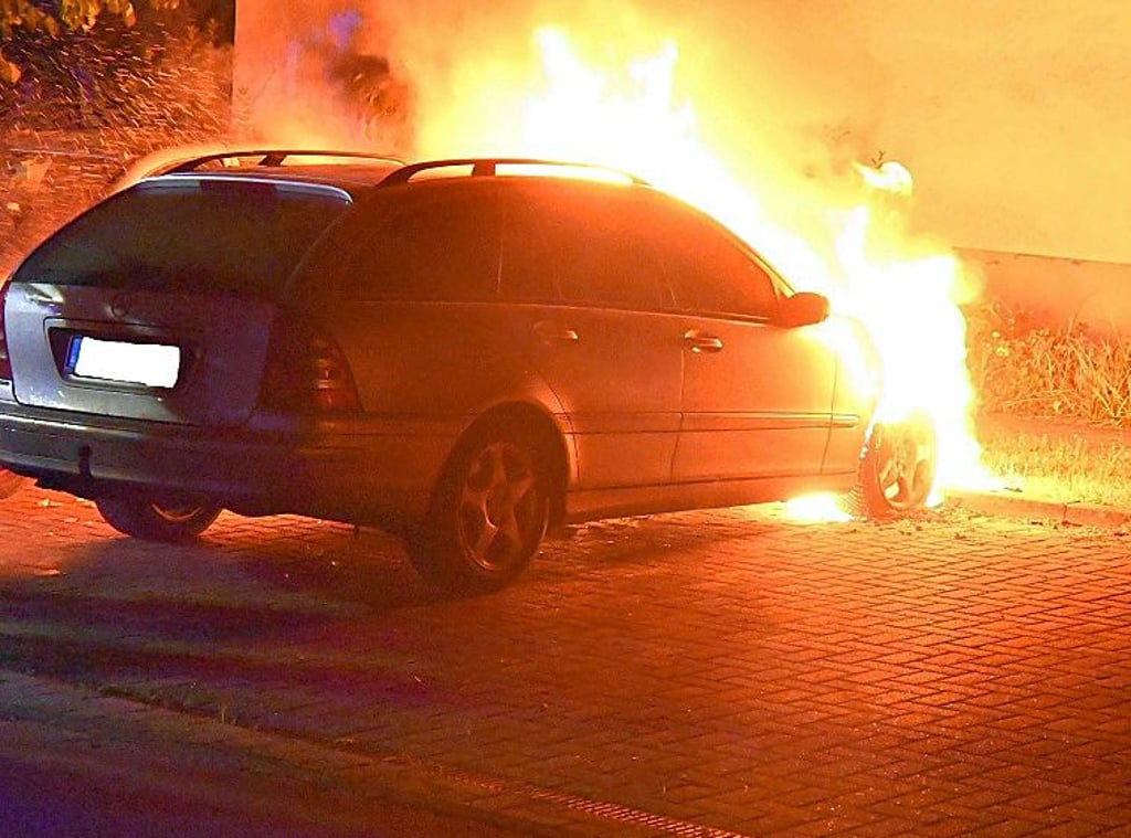 In Salzwedel stand am Mittwochabend Am Stern ein Auto in Flammen. Die Feuerwehr konnte ein Übergreifen auf andere Fahrzeiuge verhindern.