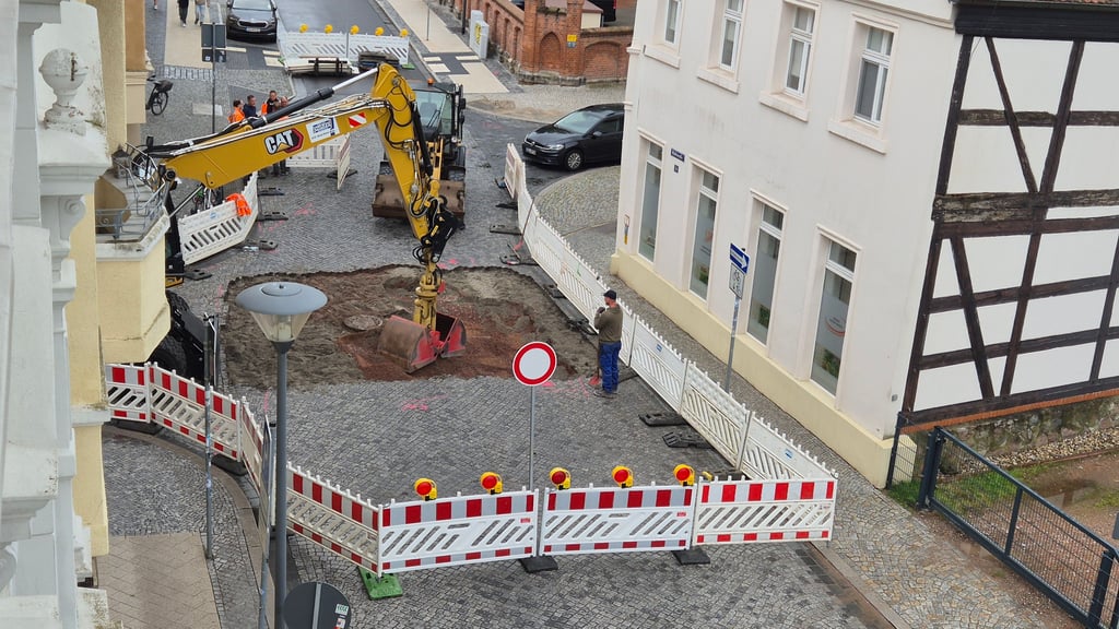 Die Karlstraße in Stendal wird saniert. Als erstes wird der Kreuzungsbereich mit der Hallstraße gemacht. Für Autofahrer entfällt damit eine wichtige West-Ost-Verbindung in der Altstadt.