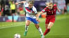 Die englische Spielerin Lucy Bronze - hier im Zweikampf um den Ball mit ihrer walisischen Kontrahentin Ceri Holland - bemerkt selbst Unterschiede ihrer Leistung je nach Zyklusphase. (Archivbild)