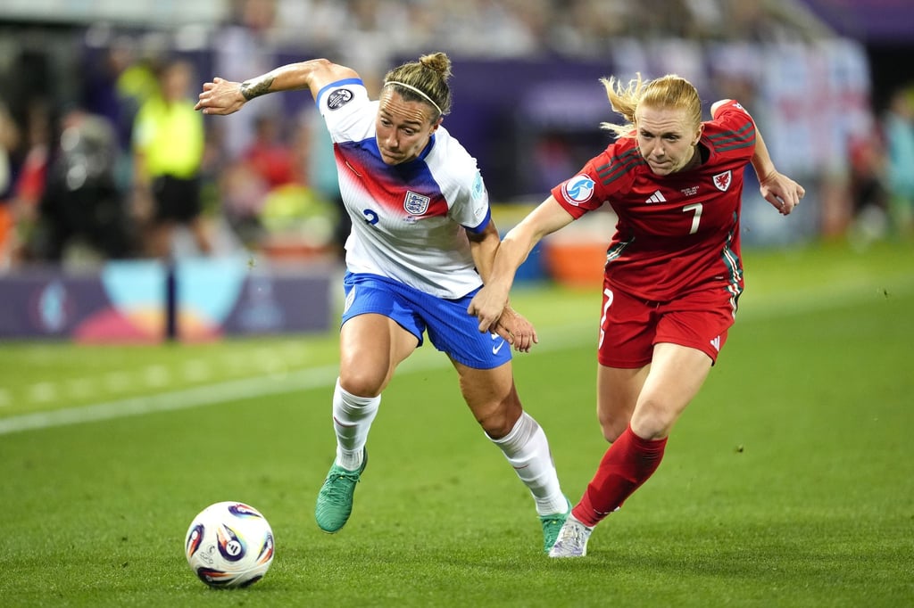 Die englische Spielerin Lucy Bronze - hier im Zweikampf um den Ball mit ihrer walisischen Kontrahentin Ceri Holland - bemerkt selbst Unterschiede ihrer Leistung je nach Zyklusphase. (Archivbild)
