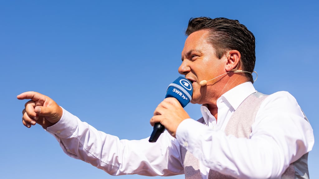 Moderator Stefan Mross steht jeden Sonntag auf der Bühne von "Immer wieder sonntags".