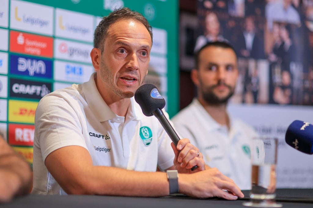 Kriegt zwei Neue: Trainer Raúl Alonso (l.).