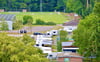 Mehr als 20 Camper parken am Rande der Töpferwiese. 
