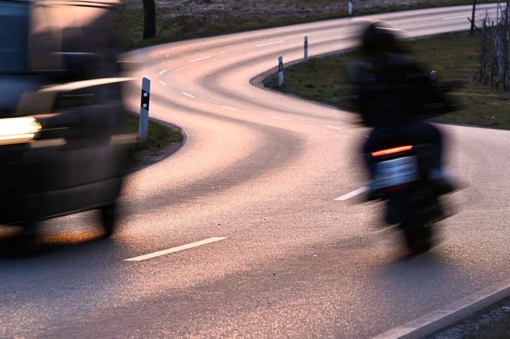 Ein Motorradfahrer ist am Donnerstag bei Zeitz vor einer Polizeikontrolle geflüchtet.