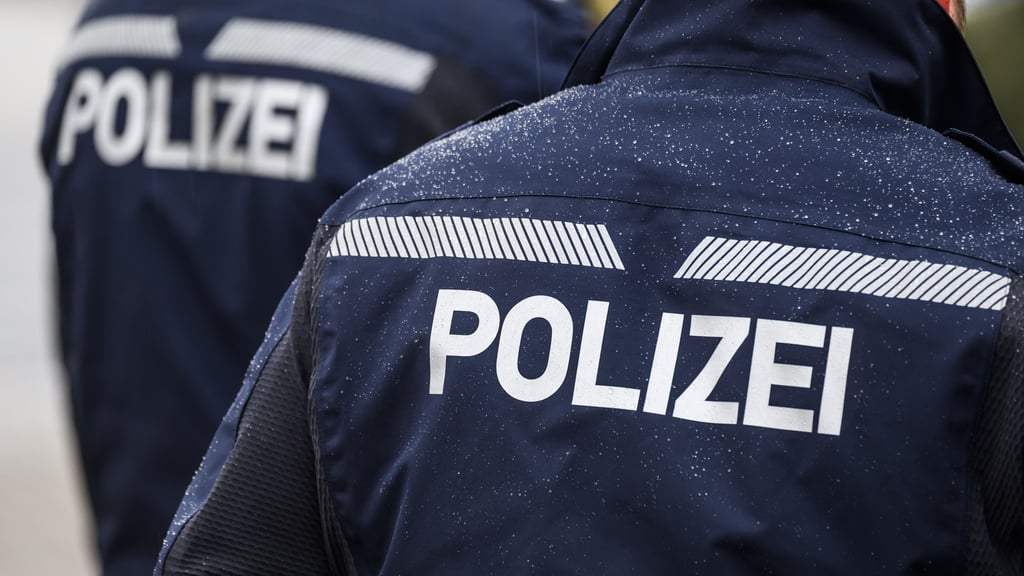 Dreister Betrug in Schönebeck: Falsche Polizisten haben eine 90-Jährige um mehrere tausend Euro betrogen.