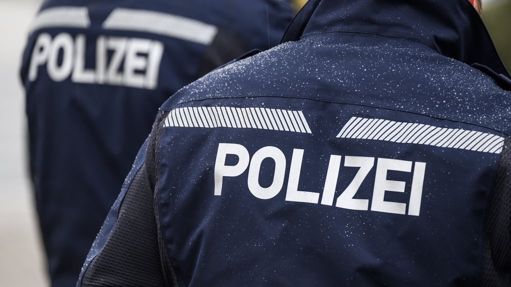 Betrugsmasche am Telefon: In Magdeburg wurde eine Seniorin von einem falschen Polizisten um Bargeld und Schmuck betrogen.