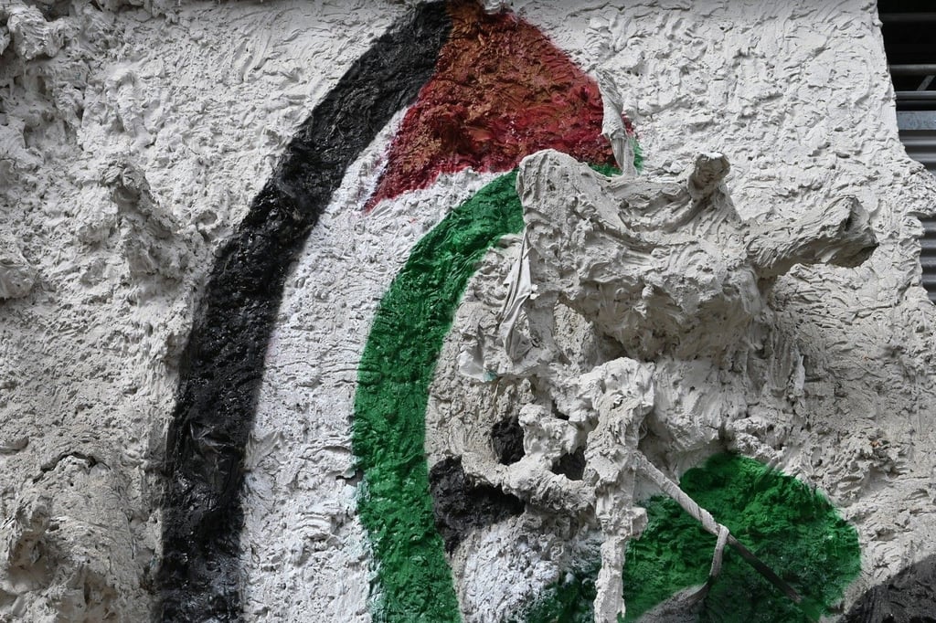 Dieses Relief, das viele an die mittelalterlich Judensau-Darstellung erinnerte, noch dazu umrahmt von der Palästinenserflagge, brachte der Kunsthochschule einen Antisemitismus-Vorwurf ein.