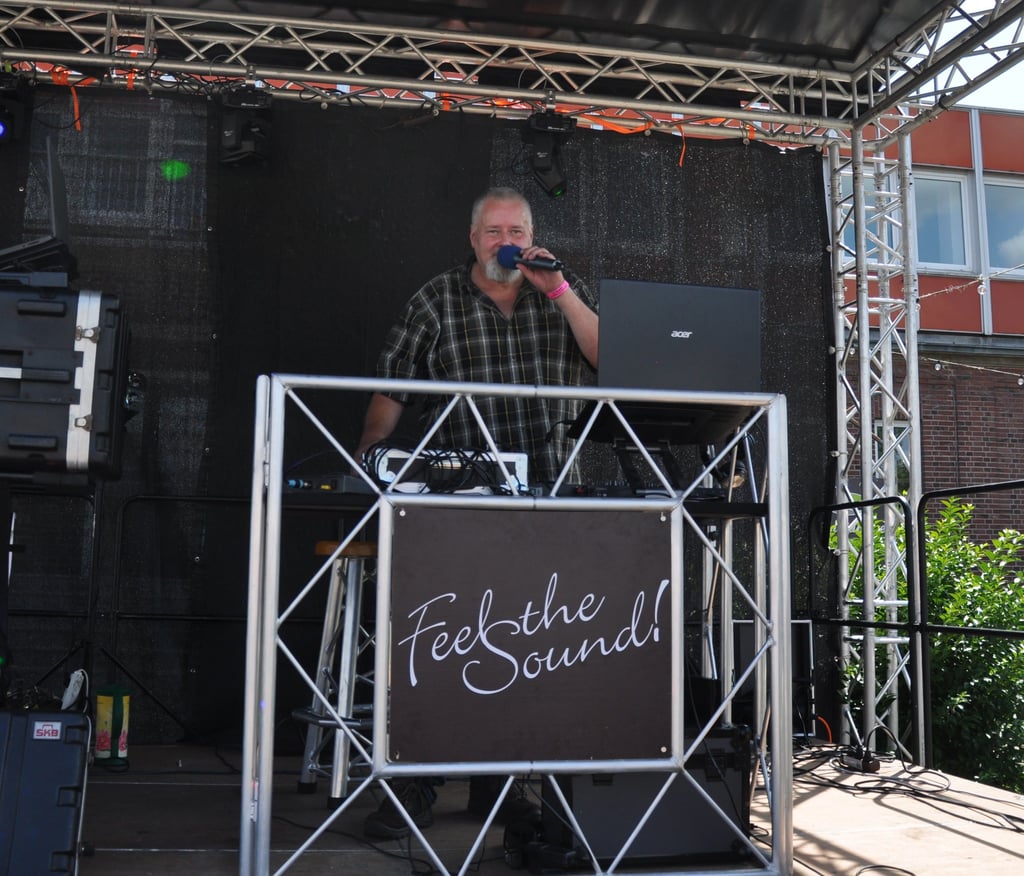 DJ Maik sorgt mit Musik und Moderationen für Unterhaltung beim Prellbockfest.