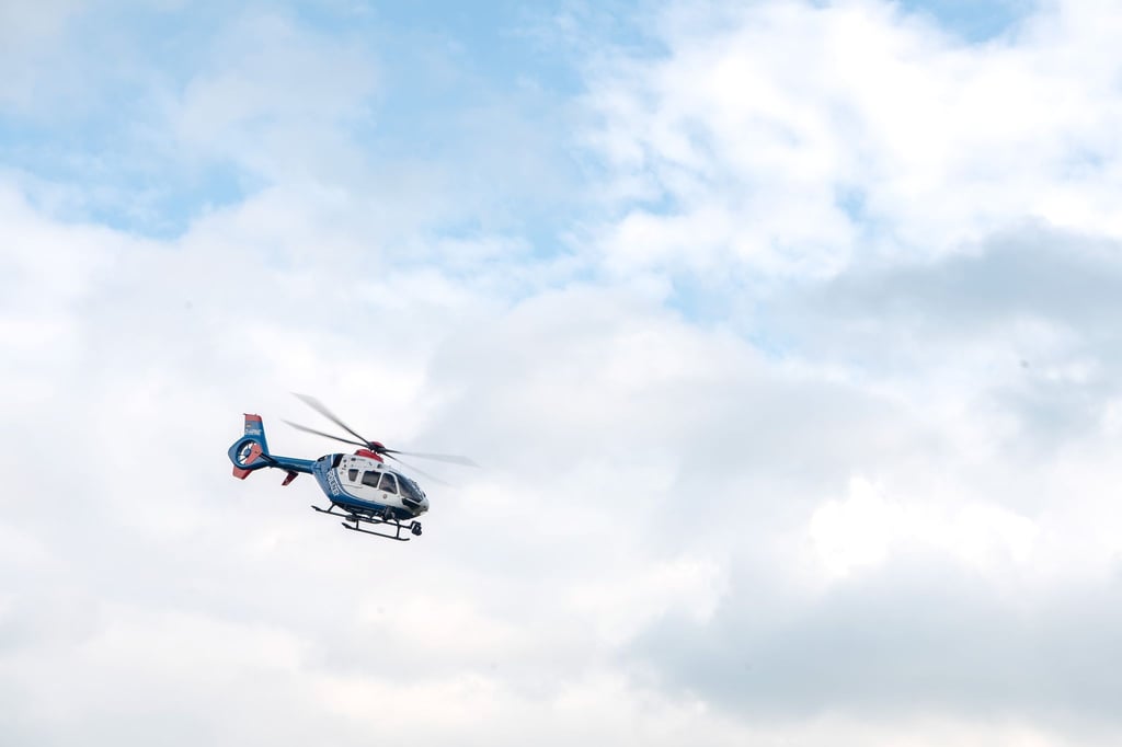 Auch ein Hubschrauber der Polizei kommt bei der Suche zum Einsatz. (Symbolbild)