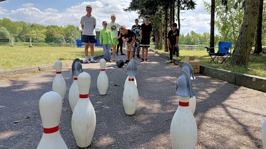 Beim Bowling hatten die Kegel, die die Kinder zum Fall bringen mussten, Römerhelme auf.