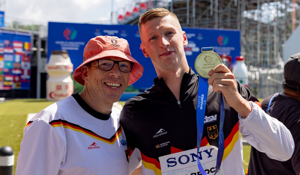 Florian Wellbrock und sein Trainer Bernd Berkhahn freuen sich über drei Goldmedaillen in Singapur.