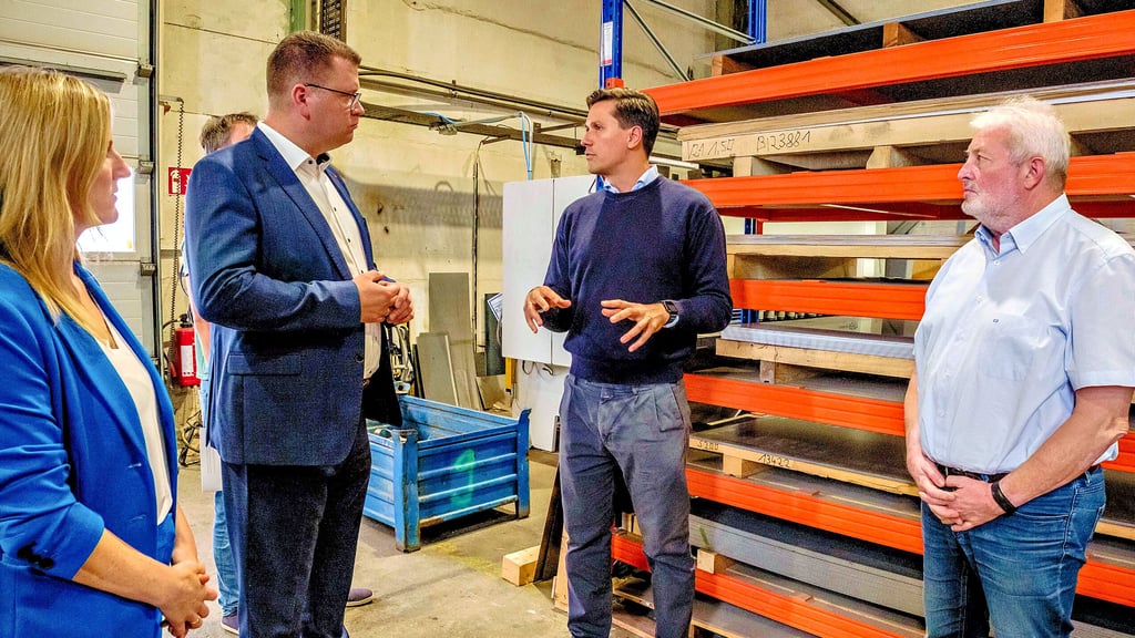 Firmenbesuch bei Streckel & Schrader in Wittenberg, von links: Anne-Marie Richter, Wirtschaftsförderung des Landkreises, Landrat Christian Tylsch, Geschäftsführer Florian Streckel und Rolf Häuser, Leiter des Fachdienstes Bauordnung und Regionalentwicklung beim Kreis