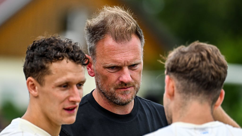 Markus Fiedler ist nicht zufrieden mit der Leistung seiner Spieler. Beim Test gegen den Chemnitzer FC kam sein 1. FC Magdeburg nicht über ein 1:1-Remis hinaus.